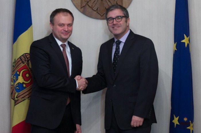 Implementarea Programului cu FMI este tratată cu responsabilitate, iar acțiunile întreprinse sunt axate pe eficiență și transparență.