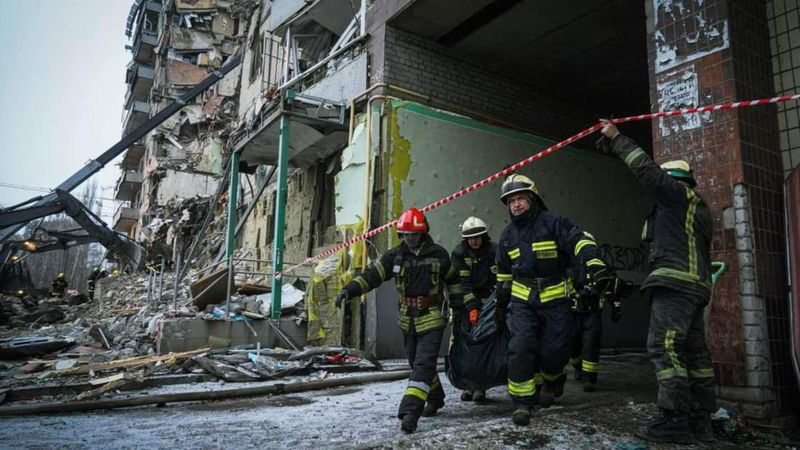 Число погибших в результате ракетного удара в Днепре увеличилось до 35 человек.