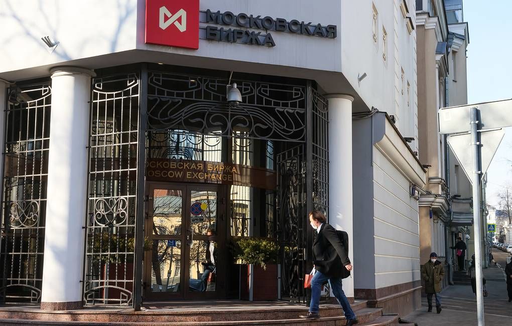 Курс доллара опустился ниже 88 рублей впервые с 28 февраля.