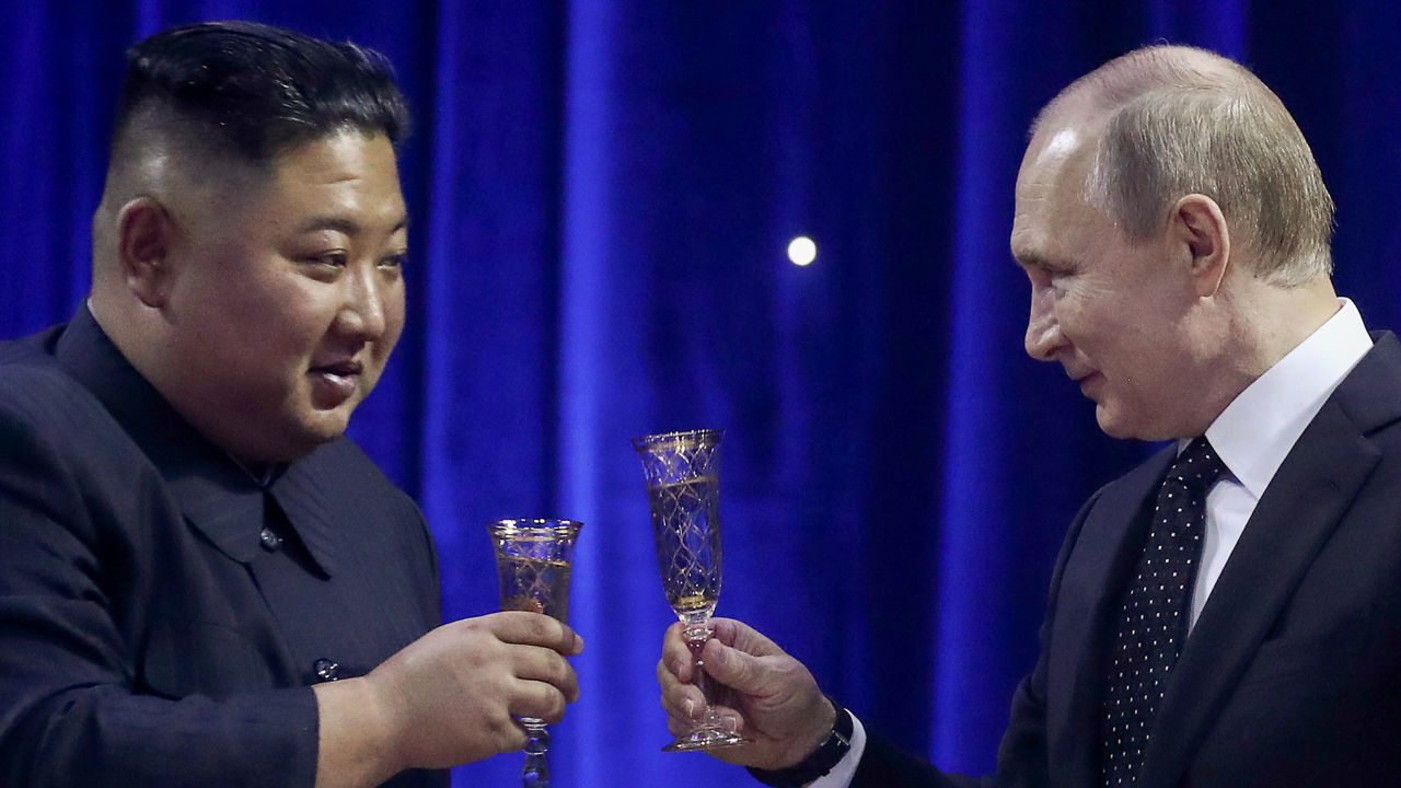 Путин поздравил Ким Чен Ына с годовщиной освобождения Кореи.