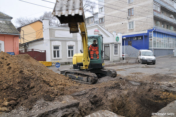 La faţa locului a intervenit o echipă de muncitori a SA „Apă-Canal Chişinău” pentru a lichida avaria.