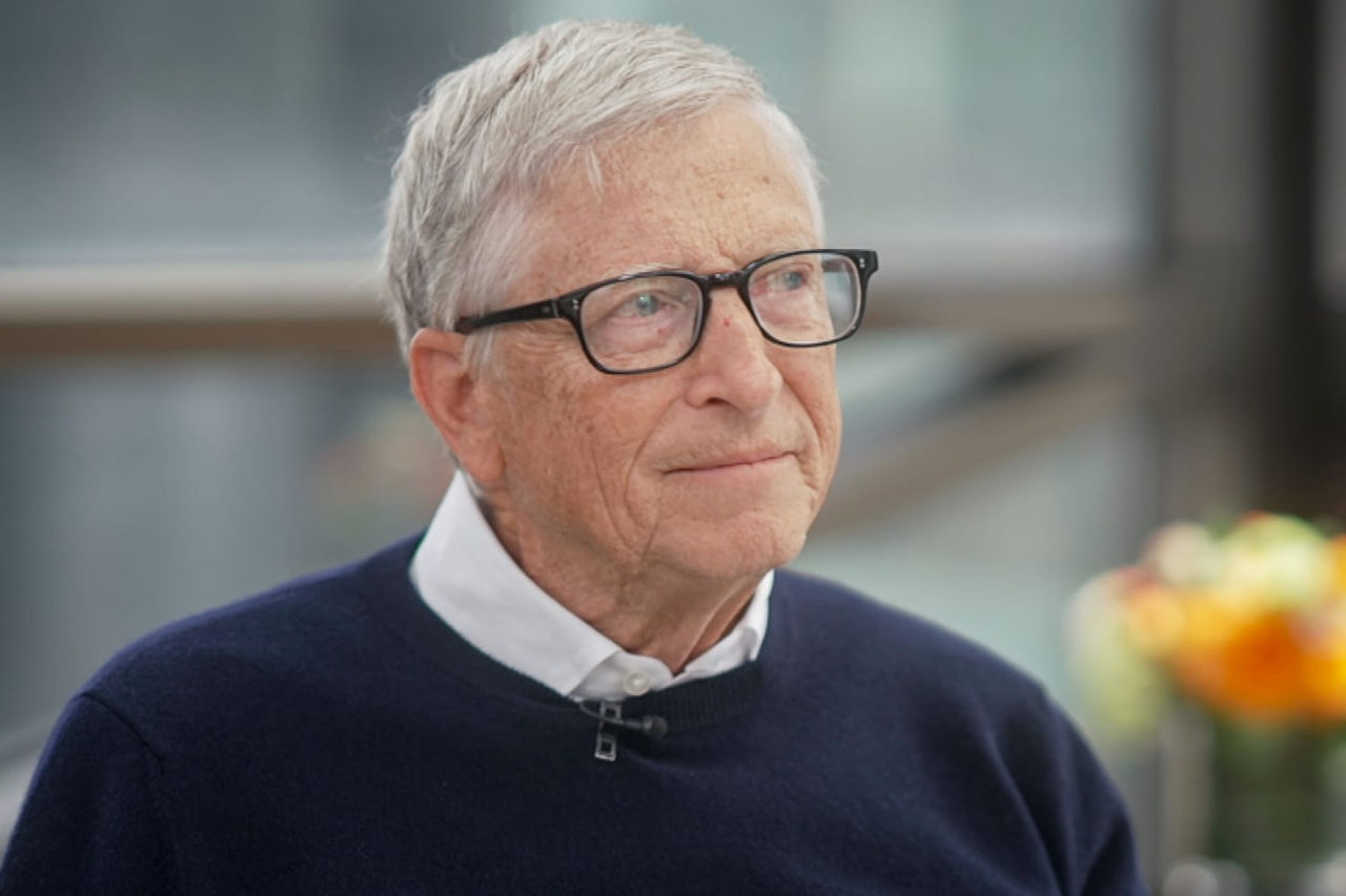 Bill Gates: Reglementarea IA va fi mai dificilă decât reglementarea armelor nucleare.