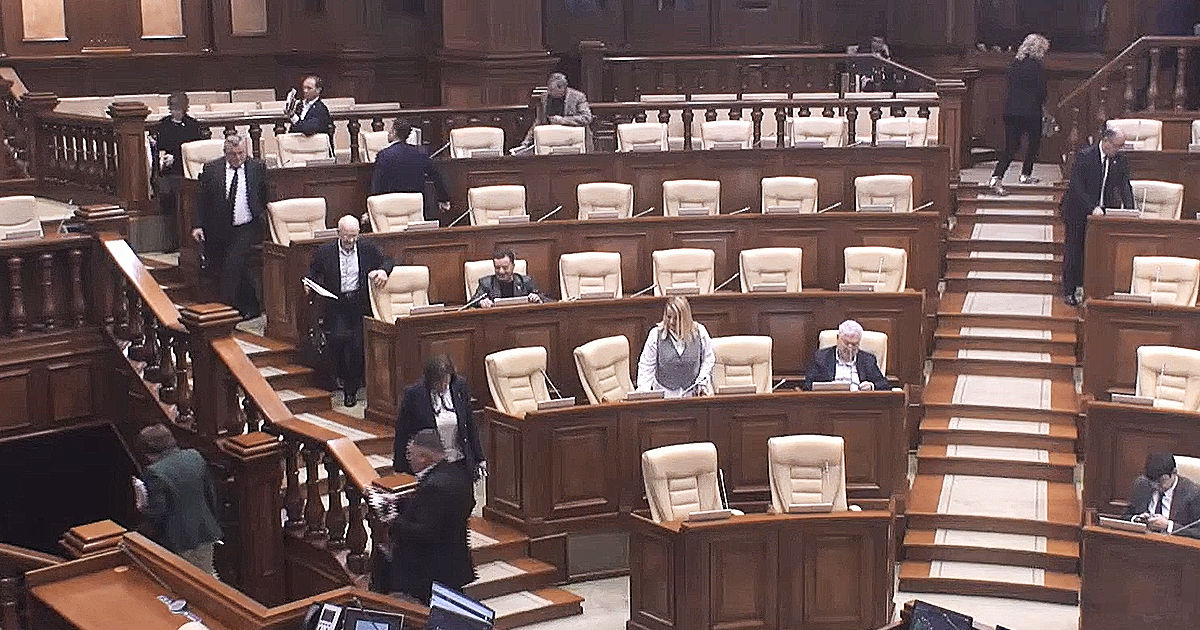 Deputații BCS au părăsit ședința plenară din cauza refuzului de a-i examina inițiativele.