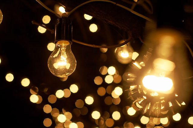 Moldovenii plătesc, de astăzi, cu 30 la sută mai mult pentru energia electrică.