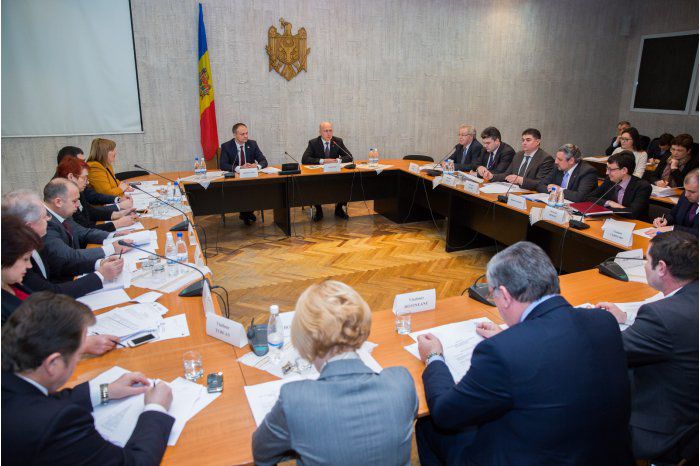 Члены кабинета министров, руководство парламента и постоянных комиссий на заседании.