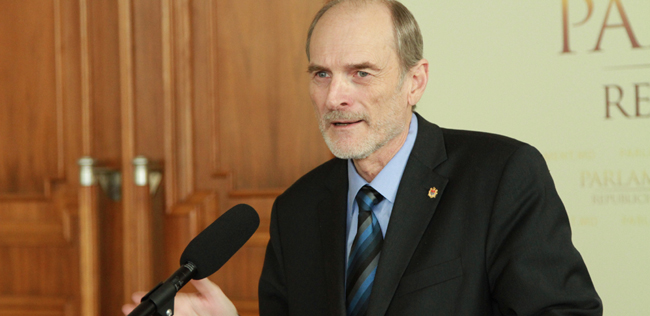 Potrivit vicepreşedintelui PLDM, deputatul fracţiunii Partidului Liberal, Victor Popa s-a rugat la una din întîlniri ca să fie votat în calitate de judecător la Curtea Constituţională.