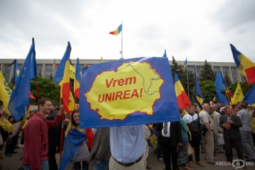 Apoi coloana de manifestanţi s-a deplasat spre ambasada Turciei, cealaltă semnatară a tratatului de la 16 mai 1812.