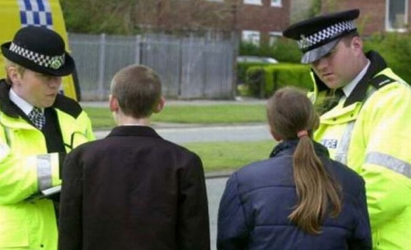 Conform dovezilor obţinute de publicaţia britanică, poliţia a autorizat asemenea activităţi încă din 1960, pentru a se infiltra în grupurile de protestatari