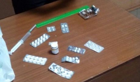 Suspecta a recunoscut că drogurile le prepară personal pentru consum propriu. Foto: jurnal.md