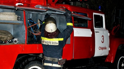 Incendiu la Durleşti. Pompierii au fost solicitaţi să intervină la lichidarea unui incendiu într-o încăpere de prelucrare a lemnului.