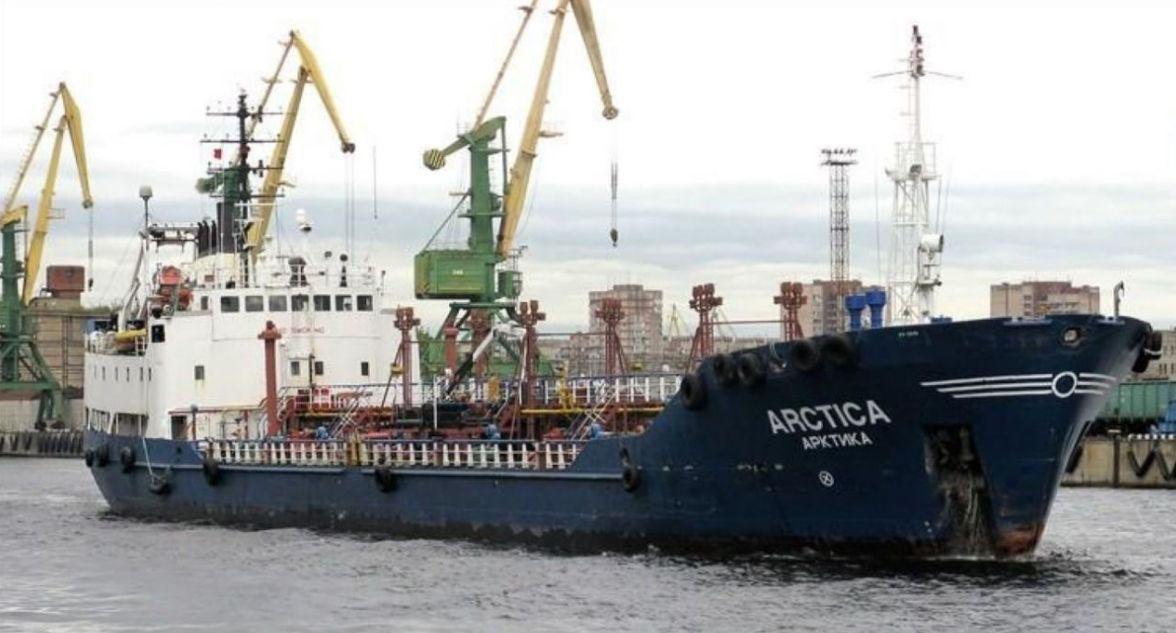 В Петербурге загорелся нефтяной танкер «Арктика».