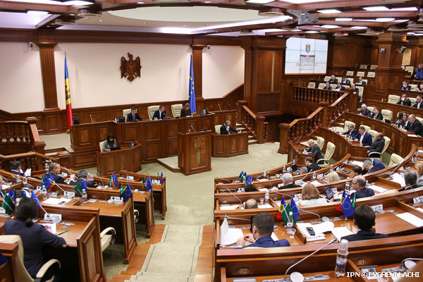 Comisia de anchetă să prezinte un raport cu privire la executarea de către concesionarul Aeroportului Internaţional Chişinău a obligaţiilor şi a termenilor contractului.