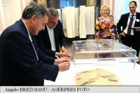 Peste 1.400 de cetățeni francezi din România și Republica Moldova au votat la prezidențiale. 
