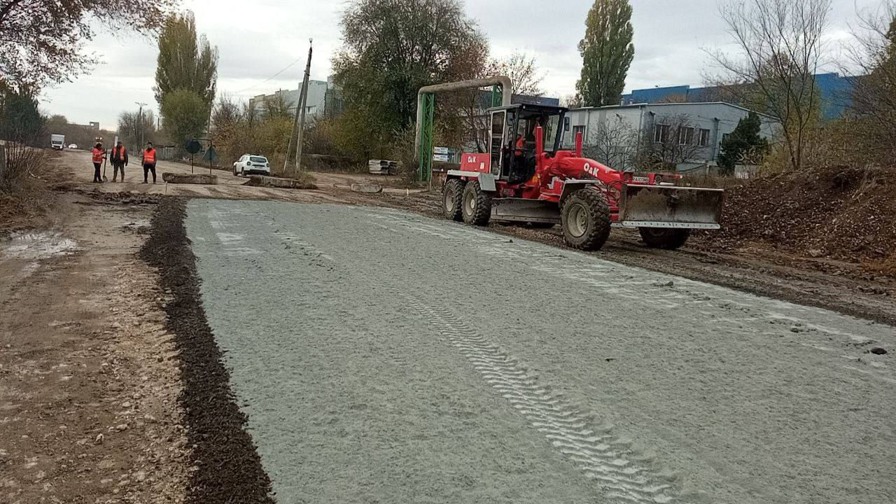 На Индустриальной улице в Кишиневе восстанавливают дорожное покрытие.