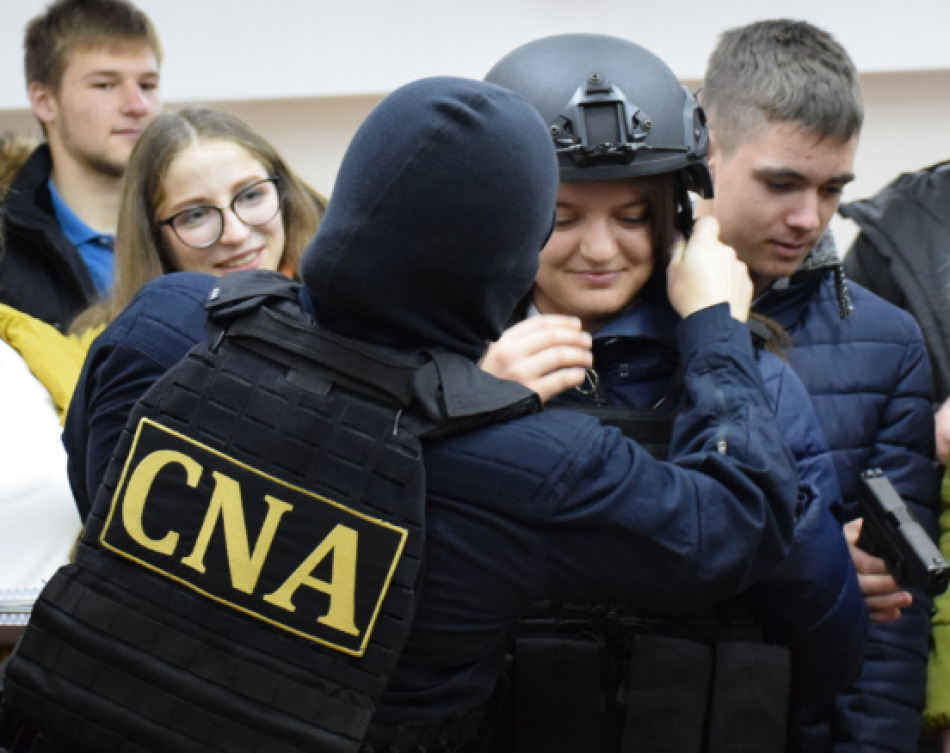 Школьников из Костешт привели в изолятор НЦБК и помещения для допросов.