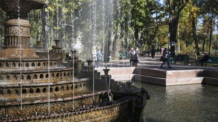 Grădina publică Ştefan cel Mare şi parcul Catedralei, curăţate de gherete.