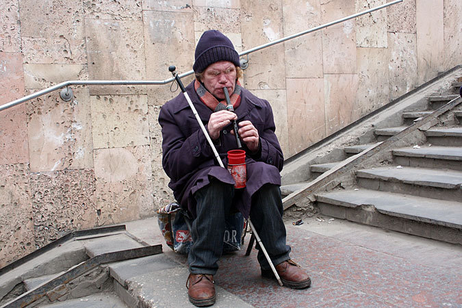 Надо ли подавать милостыню тем, кто ее просит.