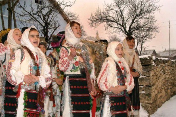 Помимо общенародного фольклора, существует еще и местный фольклор в каждом селе.