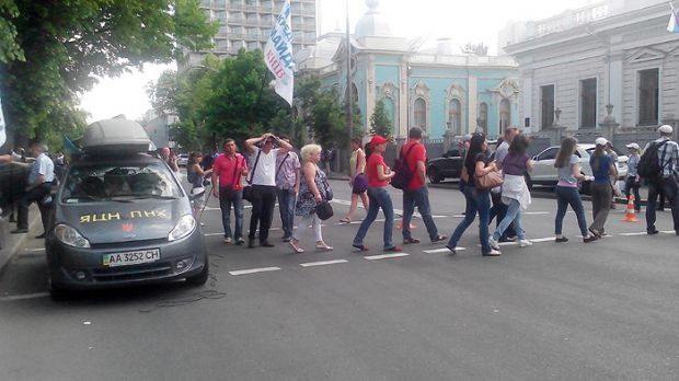 Возле здания Верховной Рады проходит митинг вкладчиков банков и представителей профсоюзов.