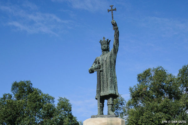 O alee cu 11 busturi din bronz ale domnitorilor Moldovei din perioada medievală şi până la începutul secolului al XIX-lea va fi inaugurată vineri, 22 mai, în scuarul central din oraşul Cricova.