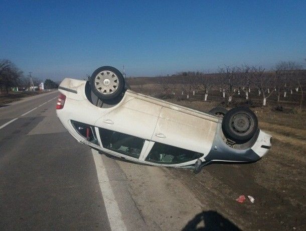 По неосторожности женщина-водитель съехала с трассы, и легковушка перевернулась.