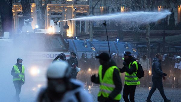 Во Франции в субботу на акциях протеста задержали более 350 человек.