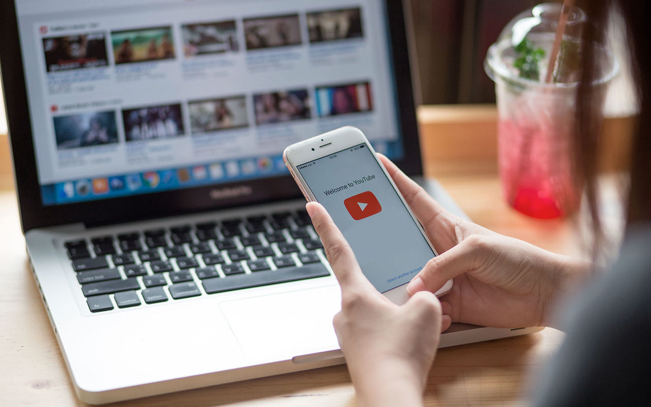 YouTube начнет добавлять водяные знаки на ролики пользователей.