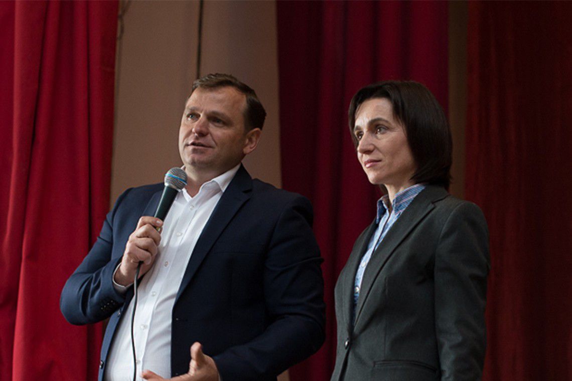 Puterea și opoziția se îndeamnă reciproc „să se spele pe față”. 