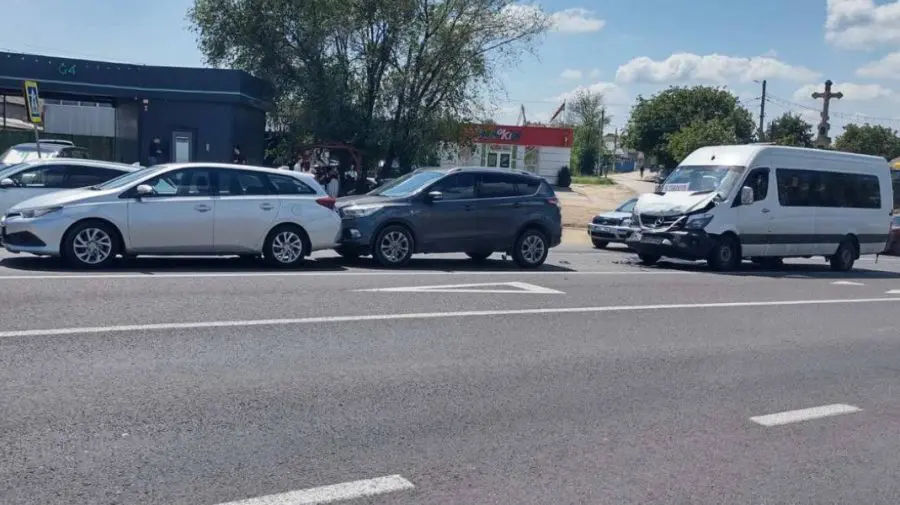 Accident în lanț la Anenii Noi: Trei autovehicule avariate, inclusiv un microbuz de rută.