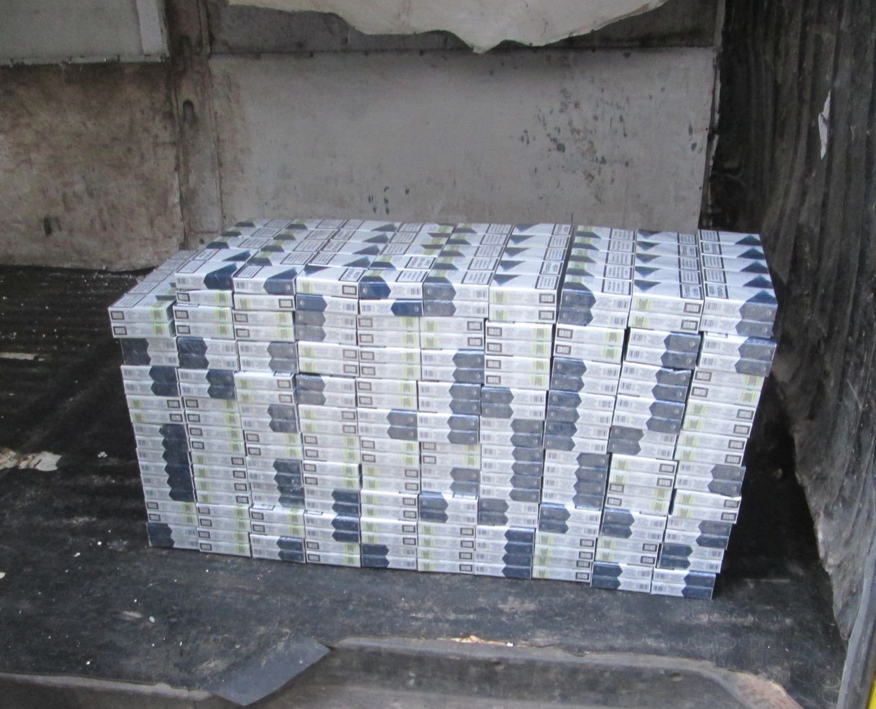 Vameșii de la Cahul și Sculeni au prevenit două tentative de scoatere ilegală din țară a 30.600 de țigarete.