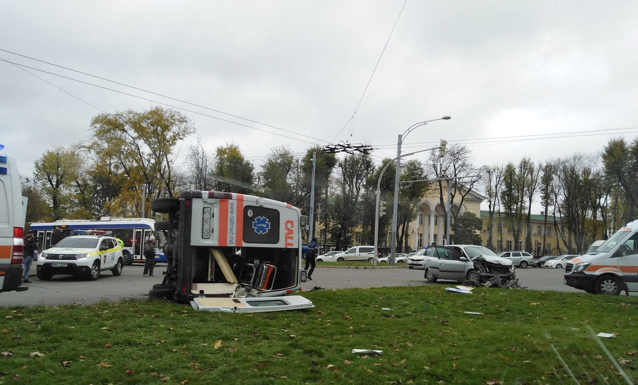 В столице произошло ДТП: перевернулась машина скорой помощи.