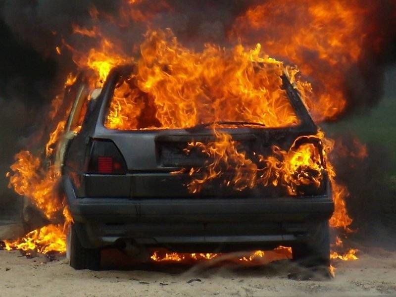 Два автомобиля полностью сгорели в ночь на 31 октября, в период времени с 02.40 до 03.40. 