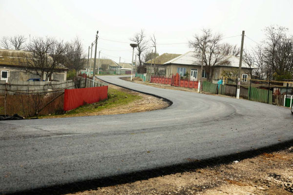 В Котовском завершилась укладка асфальта по центральной дороге. Фото: gagauzinfo.md.