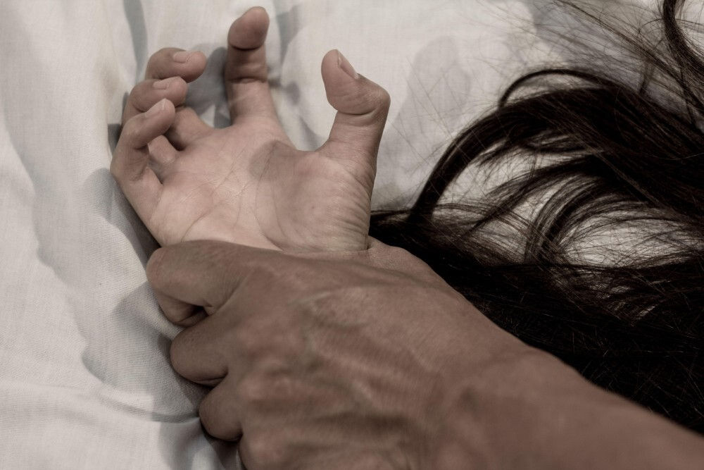 O tânără mamă din Străşeni, victima unui viol în grup. Agresori, în libertate.