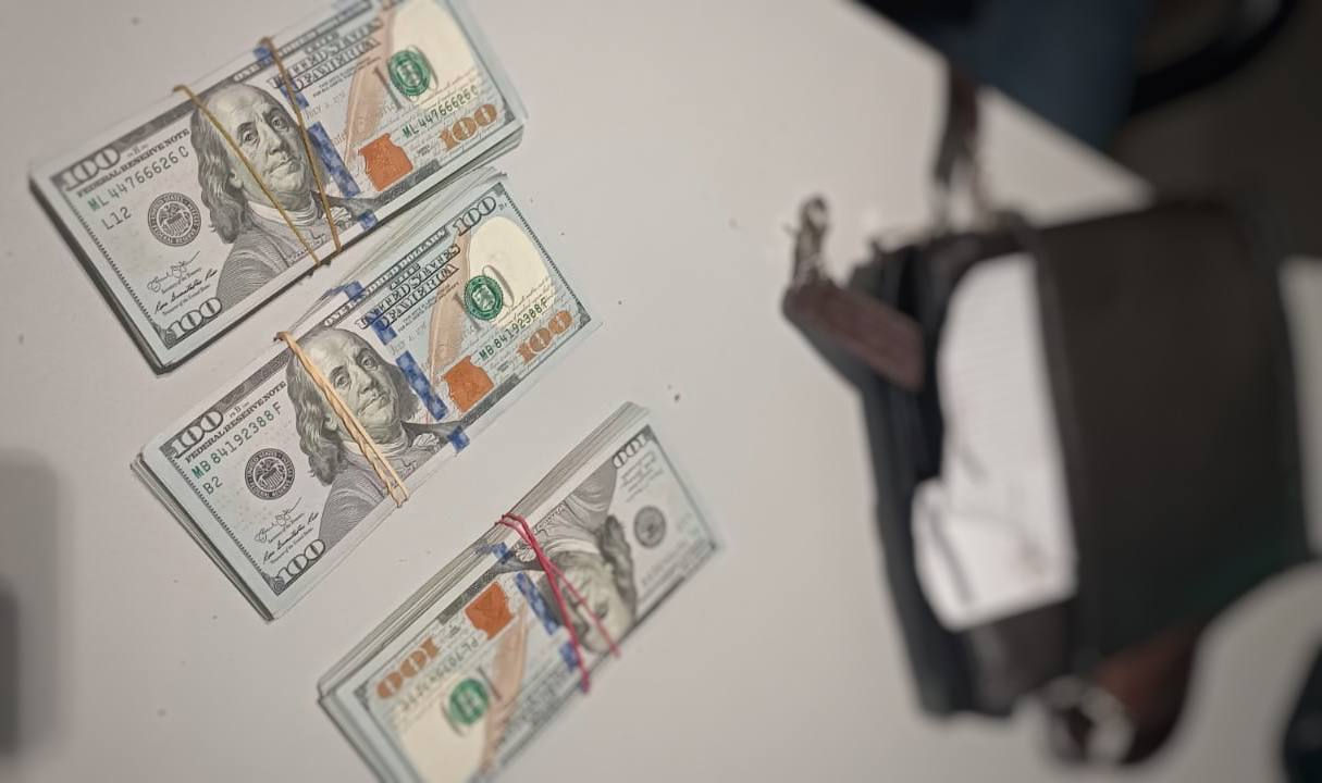 У пассажира рейса Кишинев-Стамбул изъяли незадекларированные $30 тысяч.