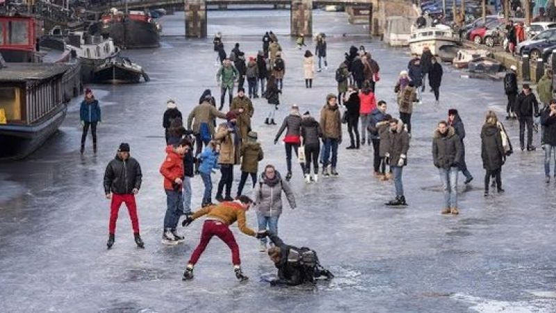 Canalele din Amsterdam, pline de patinatori.