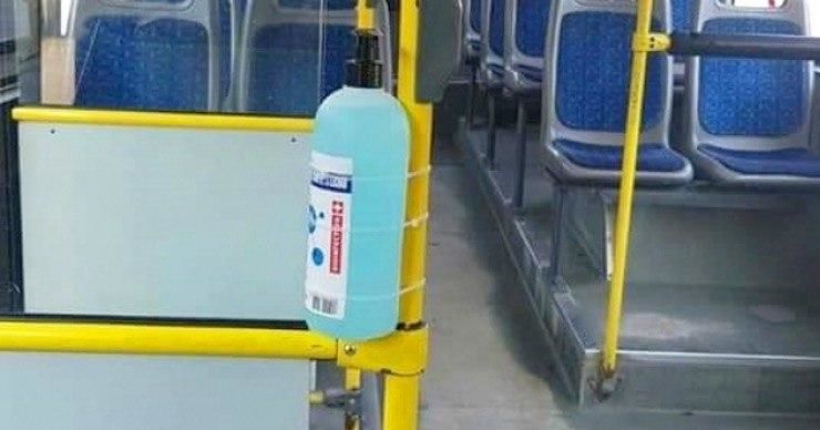 Бездомные люди пьют дезинфицирующие средства в троллейбусах.