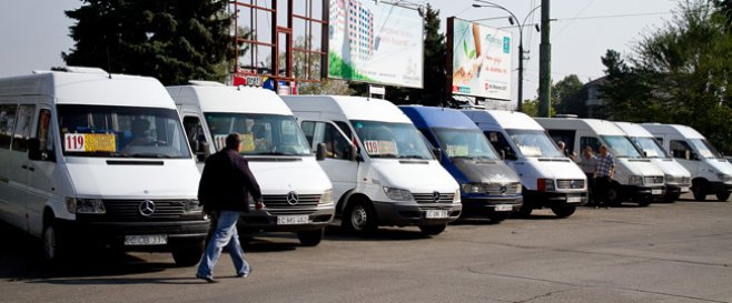 Șoferii maxi-taxiurilor au tras pe dreapta în această dimineață, manifestîndu-și astfel nemulțumirea față de decizia Primăriei Chișinău de a prelungi itinerarul rutei 178.