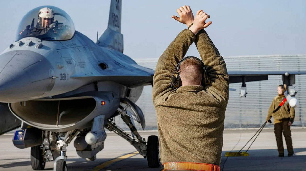 Politico: Украина недовольна темпами подготовки пилотов F-16.