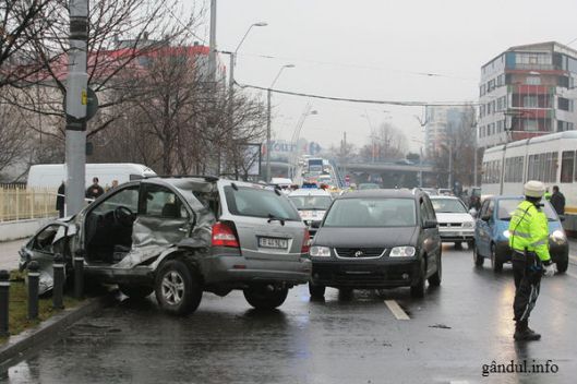 Contrar prevederilor legale, şoferul BMW-ului  a părăsit locul accidentului rutier.
