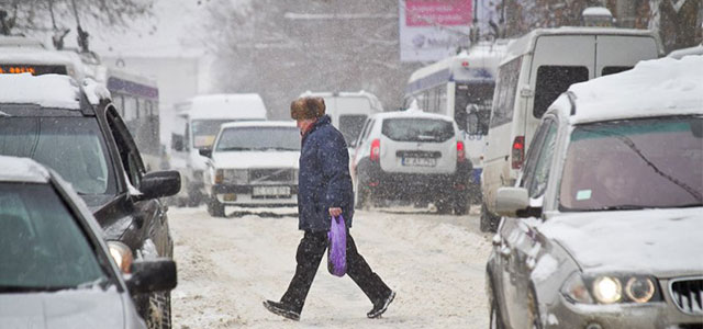 К зимнему периоду 2012-2013 года было подготовлено около 80 тысяч тонн антигололедного покрытия. Фото: yupi.md