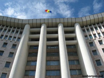 В конце текущего месяца начнется реконструкция здания парламента, которое было подожжено во время протестов в апреле 2009 года. 