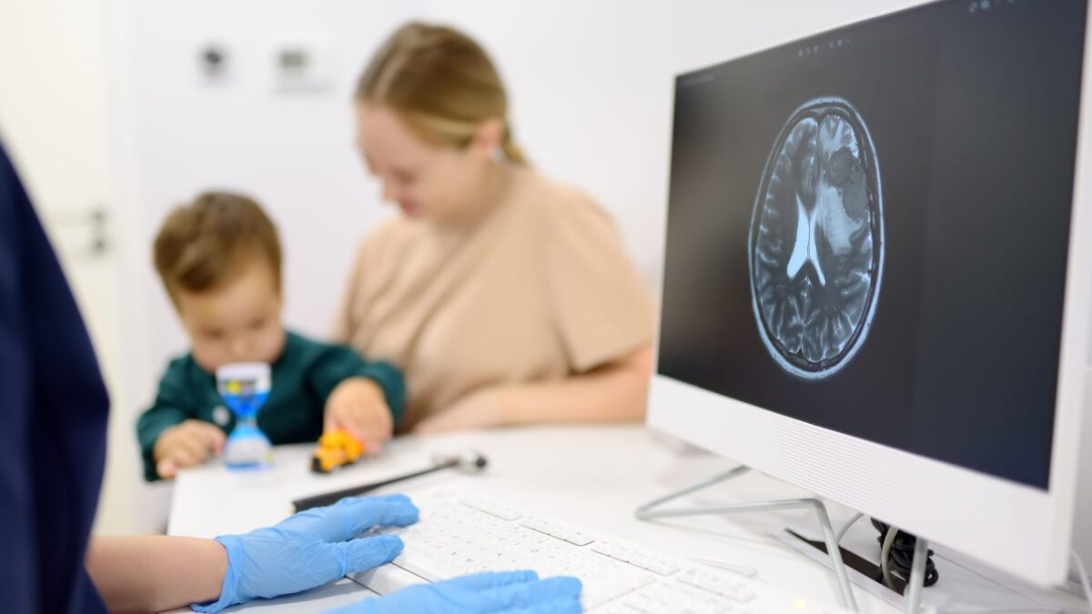 Studiu: Creierul copilului este capabil să asimileze o limbă străină înainte de naștere.