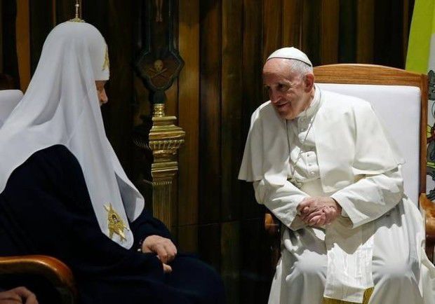 Papa și patriarhul rus s-au îmbrățișat în deschiderea istoricei lor întâlniri.