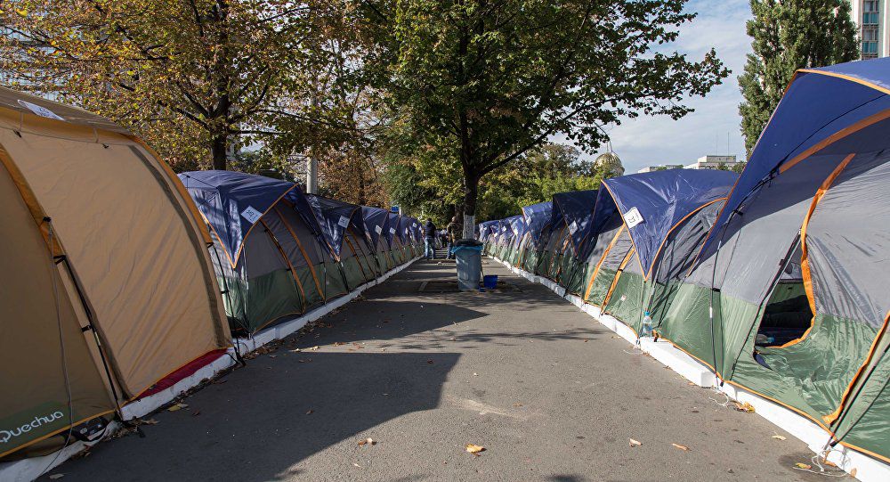 Протесты левоцентристской оппозиции продолжаются в Кишиневе уже одиннадцатую неделю.