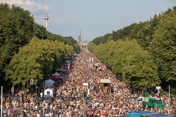 На ЛГБТ-марш в Берлине вышли полмиллиона человек.