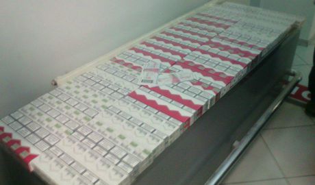 Un israelian a încercat să plece din Moldova cu 400 de pachete de ţigări în valiză. Foto: customs.gov.md