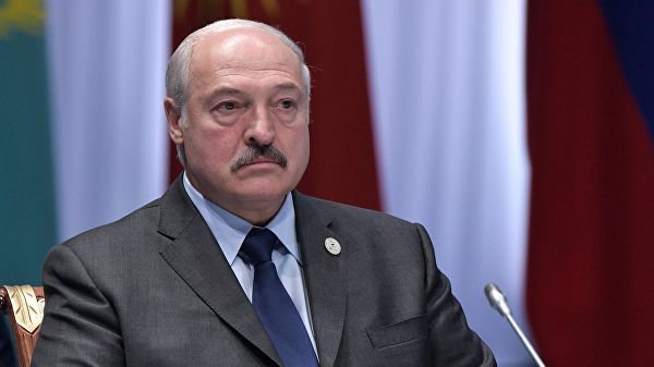 Лукашенко призвал "не ползать на коленях" перед Россией.