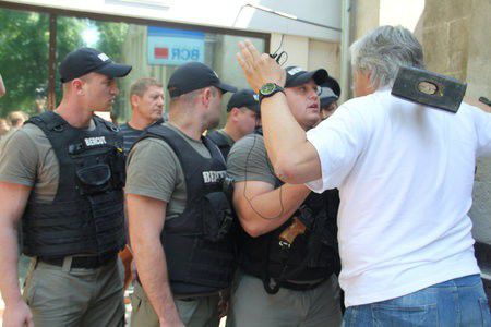 Полиция и «беркутовцы» силой защищали незаконное строение.