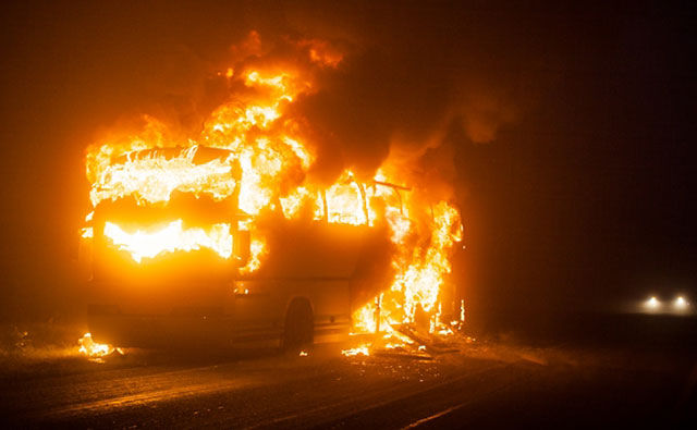 Un autobuz de pasageri a fost mistuit de flăcări în apropiere de orașul Bălți. Foto: poză simbol